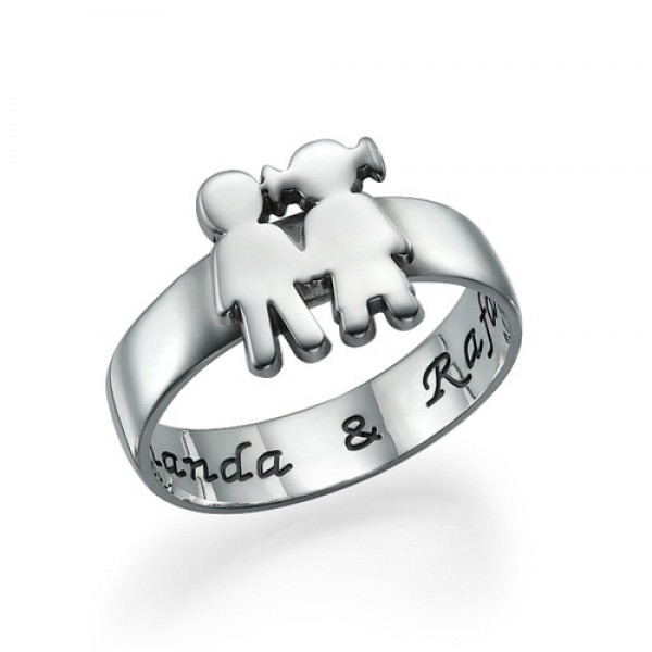 Mum Ring with Children Holding Hands - Name My Jewelry ™