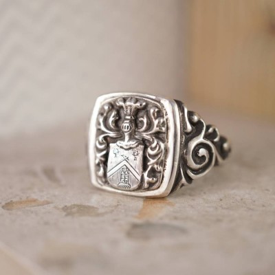 personalized Coat Of Arms Signet Ring - Name My Jewelry ™